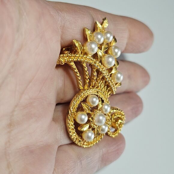Vintage Gold Tone Faux Pearl Wheel Barrel of Flowers Pin Brooch - Picture 4 of 11